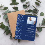 Invitación Lujoso confetti con foto azul marino de cumpleaños<br><div class="desc">Moderna,  elegante e invitada. Un fondo azul marino decorado con un confeti azul. Personalice y agregue la foto,  un nombre y detalles del fiesta. Texto blanco.</div>