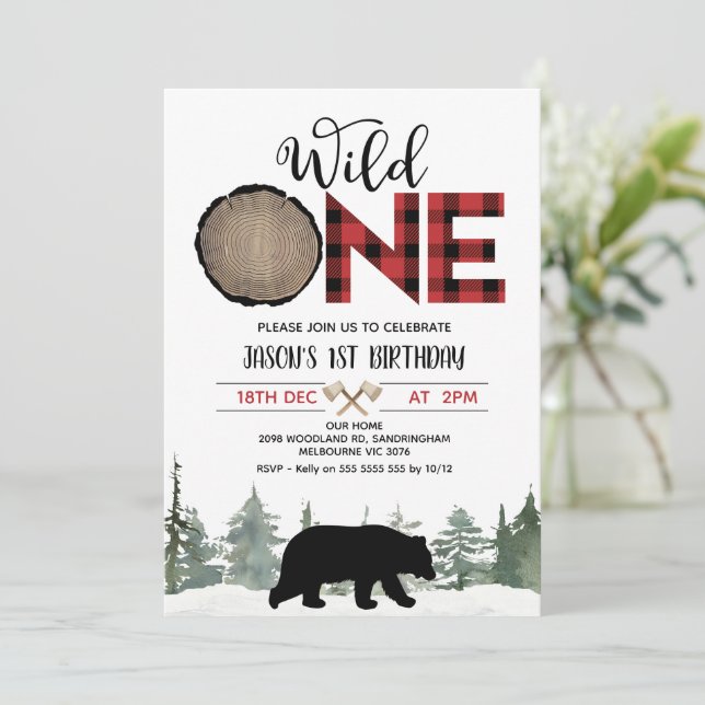 Invitación Lumberjack Red Buffalo Plaid Bear Primer Cumpleaño (Anverso de pie)
