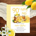Invitación Luscious Lemon Cake Ginger Tea 90th Birthday Party<br><div class="desc">Presentamos nuestro delicioso diseño compuesto de Invitación de Cumpleaños Lemon Zest! Celebre su día especial con la combinación perfecta de frescura y dulzura. Este encantador diseño capta la esencia de la primavera y el verano, por lo que es ideal para celebrar fiestas de cumpleaños en las cálidas estaciones. El elemento...</div>