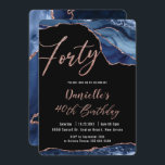Invitación Luxe Agate Sapphire Blue Rosa Gold 40 cumpleaños<br><div class="desc">Personalice esta invitación de fiesta de 40 cumpleaños de lujo Sapphire Blue y Rosa Gold Agate con su propia redacción y detalles del fiesta fácil y rápidamente, simplemente presione el botón personalizar it para reorganizar y formatear el estilo y la ubicación del texto.  Encontrará artículos de correspondencia disponibles en la...</div>
