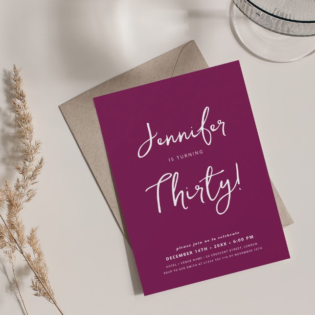 Invitación Magenta de escritura de cumpleaños moderna mínima  (Modern Minimal 30th Birthday Script Magenta Invitation)
