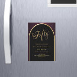 Invitación Magnética 50.º lujo del arco de oro burdeos negro de cumplea<br><div class="desc">Una elegante invitación magnética de cumpleaños número 50. Un fondo negro y borgoñoso con un arco dorado en la parte delantera.</div>