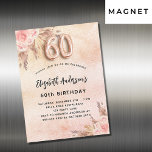 Invitación Magnética 60.º cumpleaños pampas rosa flores lujo<br><div class="desc">Un fondo de color oro rosa,  color rosa oscuro,  fino y de aspecto metálico. Decorada con rosa de oro y flores rosadas,  rosas,  pampas hierba. Personalice y agregue un nombre y detalles del fiesta. El número 60 se escribe con un tipo de letra de estilo globo.</div>