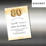 Invitación Magnética 80.º purpurina de oro blanco<br><div class="desc">Para una elegante fiesta de cumpleaños número 80. Un fondo blanco moda. Decorado con purpurinas de oro falso, chispas. Personalice y agregue un nombre, edad y detalles del fiesta. El nombre se escribe con un guión de estilo con letras a mano. Número 80 con tipo de letra de estilo globo....</div>