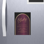 Invitación Magnética Arco de oro burdeos negro lujo cumpleaños 60<br><div class="desc">Una elegante invitación magnética de cumpleaños número 60. Un fondo negro y borgoñoso con un arco dorado en la parte delantera.</div>
