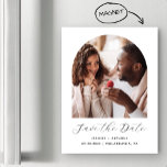 Invitación Magnética Arco fotográfico mínimo de Boho Blanco negro salva<br><div class="desc">Esta sencilla y minimalista tarjeta magnética Save the Date presenta una foto en forma de arco encima de las palabras "Save the Date" en un elegante guión de escritura a mano en negro, seguido por los nombres de la pareja, la fecha boda y la ciudad en letra sans serif en...</div>