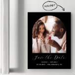 Invitación Magnética Arco fotográfico mínimo de Boho Negro Salven la fe<br><div class="desc">Esta sencilla y minimalista tarjeta magnética Save the Date presenta una foto en forma de arco encima de las palabras "Save the Date" en un elegante guión de escritura a mano blanca, seguido por los nombres de la pareja, la fecha boda y la ciudad en letra sans serif en un...</div>