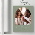 Invitación Magnética Arco fotográfico mínimo de Boho Sage Green salva l<br><div class="desc">Esta sencilla y minimalista tarjeta magnética Save the Date presenta una foto en forma de arco encima de las palabras "Save the Date" en un elegante guión de escritura a mano blanca, seguido por los nombres de la pareja, la fecha boda y la ciudad en letra sans serif en un...</div>