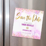Invitación Magnética Bat Mitzvah salva la fecha de oro en color rosa<br><div class="desc">¡Asegúrate de que todos tus amigos y parientes puedan celebrar el hito de tu hija Bat Mitzvah! Envíe este impresionante, moderno, brillante Relieve metalizado de imitación dorada y puntos purpurinas y escritura tipográfica contra un fondo de color de agua rosa suave, tarjeta de invitación magnética "Save the Date" personalizada. Personalice...</div>