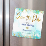 Invitación Magnética Bat Mitzvah Save Date Gold Turquoise Watercolor<br><div class="desc">¡Asegúrate de que todos tus amigos y parientes puedan celebrar el hito de tu hija Bat Mitzvah! Envíe este impresionante, moderno, brillante Relieve metalizado de imitación dorada, puntos purpurinas y guión de tipografía contra un fondo de color azul turquesa, tarjeta de invitación magnética personalizada "Save the Date". Personalice el texto...</div>