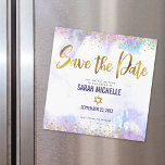 Invitación Magnética Bat Mitzvah Save the Date Gold Morple Watercolor<br><div class="desc">¡Asegúrate de que todos tus amigos y parientes puedan celebrar el hito de tu hija Bat Mitzvah! Envíe este impresionante, moderno, brillante Relieve metalizado de imitación dorada y puntos purpurinas y escritura tipográfica contra un fondo de color morado suave, tarjeta de invitación magnética personalizada "Save the Date". Personalice el texto...</div>