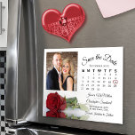 Invitación Magnética Boda de fotos del Calendario de Rosas Rojas Guarda<br><div class="desc">Estas bellas tarjetas magnéticas son la manera perfecta de hacer saber a tu familia y amigos que ahorran la fecha para tu próximo boda. El diseño romántico incluye una única rosa roja de tallo largo que se refleja en su costado o se refleja en una piscina de agua con una...</div>