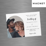 Invitación Magnética Boda de lujo fotográfico moderno sencillo<br><div class="desc">Invitación a una boda fotográfica Al frente: Añade tu propia foto vertical. Fondo blanco de moda,  texto negro. Personalice y agregue sus nombres y detalles.</div>