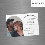 Invitación Magnética Boda lujoso con arco de fotos moderno<br><div class="desc">Invitación a una boda magnética en arco de fotos En frente: Añade tu propia foto vertical. Fondo blanco de moda,  texto negro. Personalice y agregue sus nombres y detalles.</div>