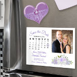 Invitación Magnética Calendario Floral de Lavender y foto Guardar la fe<br><div class="desc">Esta hermosa tarjeta magnética es una manera maravillosa de hacer saber a sus amigos y familia que guarden la fecha para su próximo boda. El diseño rústico de la moda boho se caracteriza por un conjunto de rosas acuáticos pintados a mano y flores en tonos lavanda, púrpura claro y lila....</div>
