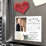 Invitación Magnética Calendario y foto de la Rosa Blanca Guardar el imá<br><div class="desc">Estas bellas tarjetas magnéticas son la manera perfecta de hacer saber a tu familia y amigos que ahorran la fecha para tu próximo boda. El diseño romántico está decorado con un único rosa de color blanco marfil de tallo largo que se refleja en su costado o se refleja en una...</div>