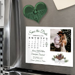 Invitación Magnética Calendario y foto de las pineconas rusticas salvan<br><div class="desc">Esta hermosa tarjeta magnética es una manera maravillosa de hacer saber a sus amigos y familia que guarden la fecha para su próximo boda. El diseño rústico presenta un conjunto de pinares acuáticos pintados a mano y ramas de pino. El lado izquierdo de la tarjeta es un calendario de personalizables...</div>