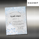 Invitación Magnética Dulce 16 brillo azul plateado fiesta lujo<br><div class="desc">Para un elegante dulce 16,  16 cumpleaños. Un fondo falso plateado. Decorada con purpurina falso azul,  chispas y un vestido para un fiesta de temática invernal. Personalice y agregue un nombre,  edad y detalles del fiesta. El nombre se escribe con un guión de estilo con letras a mano</div>