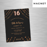 Invitación Magnética Dulce 16 estrellas de oro rosa negro de lujo<br><div class="desc">Para una elegante fiesta de 16 y 16 años. Un fondo negro. Decorado con estrellas de oro rosa. Personalice y añada un nombre,  detalles del fiesta,  año de nacimiento. El nombre se escribe con un guión de estilo con letras a mano</div>
