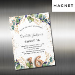 Invitación Magnética Dulce 16 eucalipto verde purpurina lujo<br><div class="desc">Para una dulce fiesta de 16, 16 cumpleaños. Un fondo blanco decorado con vegetación eucaliptos y hojas doradas. Lugares purpurinas de imitación dorada. Personalice y agregue sus nombres y detalles del boda. Letras de color negro y dorado. El número 16 se escribe con el tipo de letra de estilo globo....</div>