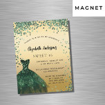 Invitación Magnética Dulce 16 fiesta de lujo vestido verde esmeralda<br><div class="desc">Una invitación magnética moderna, elegante y glamorosa para una fiesta de 16 y 16 años de dulce. En la parte delantera: un fondo de imitación dorado con confiti verde, un vestido verde esmeralda. El nombre está escrito con una escritura de estilo con letras a mano moderna. Personalice y agregue los...</div>