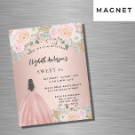 Invitación Magnética Dulce 16 flores de oro rosa vestido de lujo<br><div class="desc">Una invitación moderna, elegante y glamurosa para una fiesta de 16 y 16 años. Un fondo dorado rosa con flores rosadas de color, un chica vestido de bata de bolas. El nombre está escrito con una escritura de estilo con letras a mano moderna. Personalice y agregue los detalles de su...</div>