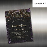 Invitación Magnética Dulce 16 purpurina de oro morado negro glamoroso<br><div class="desc">Para un elegante dulce 16,  16 cumpleaños. Un elegante fondo negro. Decorada con polvo de purpurina de oro falso morado y una cuerda de luz dorada. Personalice y agregue un nombre,  edad y detalles del fiesta. El nombre se escribe con un guión de estilo con letras a mano</div>