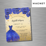 Invitación Magnética Dulce 16 trajes de oro azul real florals lujo<br><div class="desc">Una invitación moderna, elegante y glamurosa para una fiesta de 16 y 16 años. Un fondo dorado falso con brillantes azules falsos y un vestido azul real y rosas, flores. El nombre está escrito con una escritura de estilo con letras a mano moderna. Personalice y agregue los detalles de su...</div>