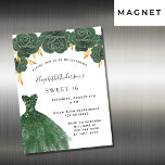 Invitación Magnética Dulce 16 vestido de oro verde esmeralda vestido de<br><div class="desc">Una invitación moderna, elegante y glamurosa para una fiesta de 16 y 16 años. En el frente: fondo blanco con polvo verde falso purpurina, vestido verde esmeralda y rosas verdes, florales. El nombre está escrito con una escritura de estilo con letras a mano moderna. Personalice y agregue los detalles de...</div>