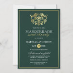 Invitación Magnética Dulce de la mascarada de oro y verde esmeralda 16<br><div class="desc">Máscara de Esmeralda Verde y Oro Dulce 16 Invitaciones Magnéticas Fiestas. Con una falsa máscara de Relieve metalizado de oro en la parte superior contra un fondo verde esmeralda. Perfecto para una fiesta de 16 cumpleaños moderna y elegante.</div>