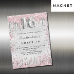 Invitación Magnética Dulce purpurina rosa plateado 16 gotea lujo<br><div class="desc">Un imán de invitación moderno,  elegante y glamuroso para una fiesta de 16 años de dulce chica. Un fondo falso plateado,  decorado con polvo rosa y falso purpurina plateado. Personalice y agregue su nombre y detalles del fiesta. El número 16 se escribe con un tipo de letra,  guión.</div>