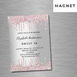 Invitación Magnética Dulce purpurina rosa plateado de 16 años gotea luj<br><div class="desc">Una invitación magnética moderna, elegante y glamorosa para una fiesta de cumpleaños de dulces 16, 16 (o cualquier edad). Un fondo falso plateado con un elegante goteo en purpurina de imitación rosada, con pinturas que gotean. El nombre está escrito con una escritura de estilo con letras negras y modernas. Personalice...</div>