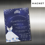Invitación Magnética Dulce vestido 16 purpurina de plata azul tiara gla<br><div class="desc">Una invitación magnética moderna, elegante y glamorosa para una fiesta de 16 y 16 años de dulce. Un fondo azul de medianoche con polvo falso purpurina de plata, una tiara y un vestido. El color azul es desigual. El nombre está escrito con una escritura de estilo con letras a mano...</div>