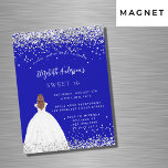 Invitación Magnética Dulce vestido azul real purpurina de lujo<br><div class="desc">Una invitación magnética moderna, elegante y glamorosa para una fiesta de 16 y 16 años de dulce. Un fondo azul real con brillantes purpurinas falsos, un chica con un vestido de bata de bola. El nombre está escrito con una escritura de estilo con letras a mano moderna. Personalice y agregue...</div>
