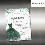 Invitación Magnética Dulce vestido verde esmeralda 16 de lujo<br><div class="desc">Un imán de invitación moderno, elegante y glamuroso para una fiesta de 16 y 16 años. En la parte delantera, un fondo blanco con confeti verde, un vestido verde esmeralda. El nombre está escrito con una escritura de estilo con letras a mano moderna. Personalice y agregue los detalles de su...</div>