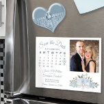 Invitación Magnética Dusty Blue Floral Calendar Photo Save the Date<br><div class="desc">Esta hermosa tarjeta magnética es una manera maravillosa de hacer saber a sus amigos y familia que guarden la fecha para su próximo boda. El diseño rústico de la moda boho presenta un conjunto de rosas acuarelas pintadas a mano, flores y hojas de eucalipto en tonos polvorientos azules y verde...</div>