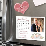 Invitación Magnética Dusty Rosa Floral Calendar Photo Save the Date<br><div class="desc">Esta hermosa tarjeta magnética es una manera maravillosa de hacer saber a sus amigos y familia que guarden la fecha para su próximo boda. El diseño rústico de la moda boho presenta un cúmulo de rosas acuáticos pintados a mano y flores en tonos de rosa polvoriento, rosa rubor, coral y...</div>