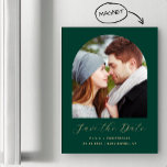 Invitación Magnética El arca fotográfico de la esmeralda oro verde salv<br><div class="desc">Esta sencilla y minimalista tarjeta magnética Save the Date presenta una foto en forma de arco encima de las palabras "Save the Date" en un elegante guión de escritura a mano de color dorado, seguido por los nombres de la pareja, fecha boda y ciudad en letra sans serif en un...</div>