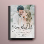 Invitación Magnética Elegante foto moderna salve al Boda de citas<br><div class="desc">Esta sencilla y elegante foto moderna permite guardar la tarjeta imán boda de fecha con un elegante texto negro con un mensaje de moda "Save the Date" sobre sus nombres, fecha y configuración regional de bodas. Usa las herramientas de diseño intuitivo, tu foto favorita y tu inspiración para hacerlo único...</div>