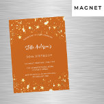 Invitación Magnética Estrellas de oro naranja de cumpleaños de lujo mod<br><div class="desc">Un fondo naranja quemado decorado con estrellas doradas. Personalice y agregue un nombre y detalles del fiesta. El nombre está escrito con un guión de estilo con letras a mano,  letras de color blanco.</div>