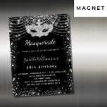 Invitación Magnética Fiesta de cumpleaños de lujo de plata negra<br><div class="desc">Para una elegante Mascarada,  50 años (o cualquier edad) de cumpleaños. Un fondo negro. Decorado con un falso purpurina de plata y una máscara de máscaras. Personalice y agregue un nombre,  edad y detalles del fiesta. El nombre se escribe con un guión de estilo con letras a mano</div>