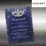 Invitación Magnética Fiesta de cumpleaños de plata azul marino de masca<br><div class="desc">Para una elegante Masquerade, fiesta de cumpleaños número 21 (o cualquier edad). De fondo azul marino a la moda, el azul es irregular. Decorado con un polvo falso purpurina plateado y una máscara de mascarada. Personalice y agregue un nombre, edad y detalles del fiesta. El nombre se escribe con un...</div>