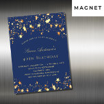 Invitación Magnética Fiesta de cumpleaños estrellas de oro azul marino<br><div class="desc">Un imán de invitación a la fiesta de cumpleaños número 40 (o cualquier edad) para él y para ella. Un fondo azul marino adornado con falsas estrellas doradas. Personalice y agregue un nombre y detalles del fiesta.</div>