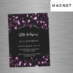 Invitación Magnética Fiesta de cumpleaños estrellas negras rosas lujo<br><div class="desc">Un fondo negro decorado con estrellas rosas. Personalice y agregue un nombre y detalles del fiesta. El nombre está escrito con un guión de estilo con letras a mano,  letras de color blanco.</div>