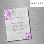 Invitación Magnética Flores violeta rosadas plateadas de lujo<br><div class="desc">Un fondo falso plateado con finos destellos de plata y flores rosas y violetas. Personalice y agregue un nombre y detalles del fiesta.</div>