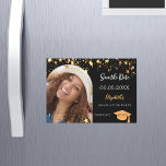 Invitación Magnética Foto negra de la fiesta de graduación Guardar la t<br><div class="desc">Una foto Guardar la tarjeta magnética de fecha para una fiesta de graduación 20XX. Al frente: Añade tu propia foto vertical del graduado. Marco en forma de arco. Color de fondo negro de moda, decorado con falsas estrellas doradas. Personalice y agregue un nombre y una fecha. El nombre y el...</div>