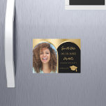 Invitación Magnética Graduación del arco de fotos negro Guardar la tarj<br><div class="desc">Una foto magnética Guarde la tarjeta de fecha para una fiesta de graduación. Al frente: Añade tu propia foto vertical del graduado. Marco falso de la foto de oro en arco. Un fondo dorado y negro, un texto dorado. Plantillas para un nombre y una fecha. El nombre y el texto:...</div>