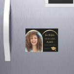 Invitación Magnética Graduación del arco de fotos negro Guardar la tarj<br><div class="desc">Una foto magnética Guarde la tarjeta de fecha para una fiesta de graduación. Al frente: Añade tu propia foto vertical del graduado. Marco falso de la foto de oro en arco. Un fondo negro, texto dorado. Plantillas para un nombre y una fecha. El nombre y el texto: Guardar la fecha...</div>