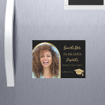 Invitación Magnética Graduación del arco de fotos negro Guardar la tarj<br><div class="desc">Una foto magnética Guarde la tarjeta de fecha para una fiesta de graduación. Al frente: Añade tu propia foto vertical del graduado. Marco falso de la foto de oro en arco. Un fondo negro clásico, texto dorado. Plantillas para un nombre y una fecha. El nombre y el texto: Guardar la...</div>