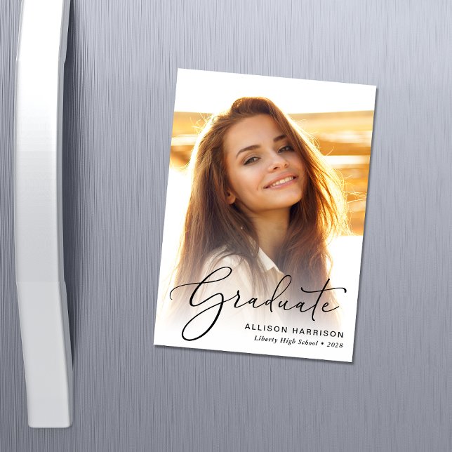 Invitación Magnética Graduación Elegante de guión gráfico (An elegant photo graduation announcement magnet to celebrate the graduate's achievements)